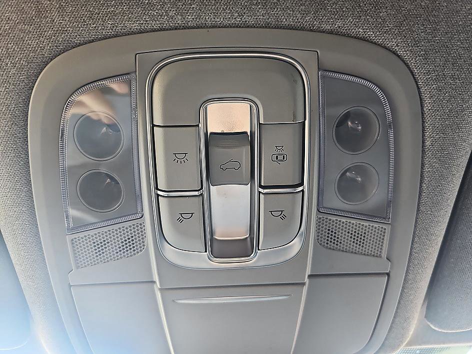 Used 2020 Hyundai Santa Fe Limited FWD image 29