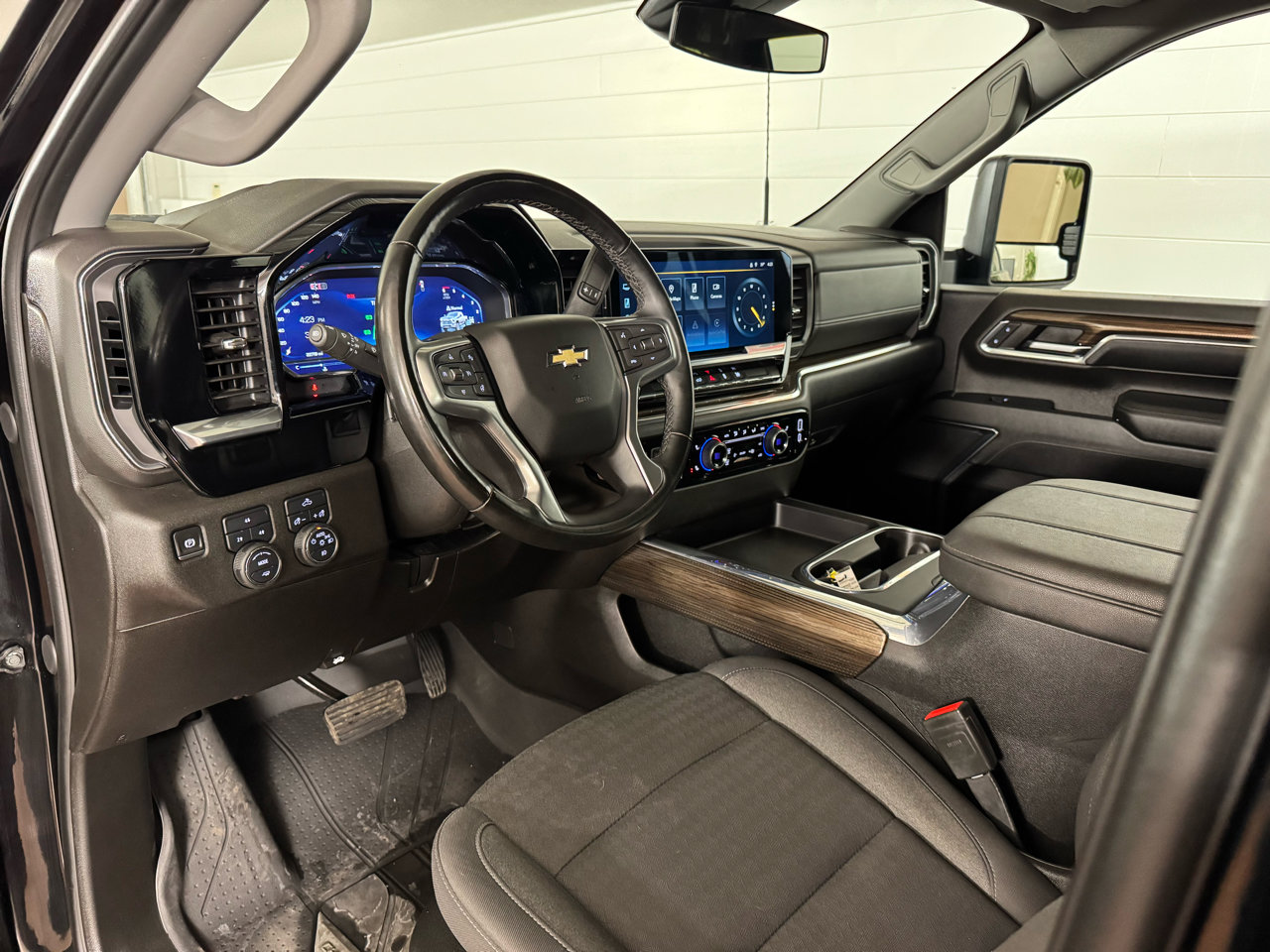 Used 2024 Chevrolet Silverado 2500 LT w/ Convenience Package image 11