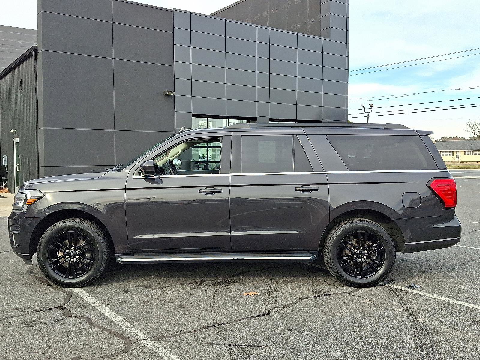 Used 2023 Ford Expedition Max XLT image 7