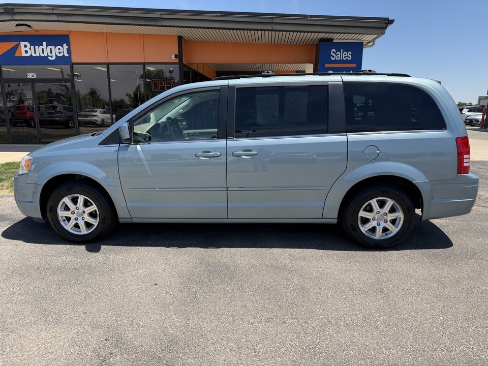 Used 2008 Chrysler Town & Country Touring FWD image 2