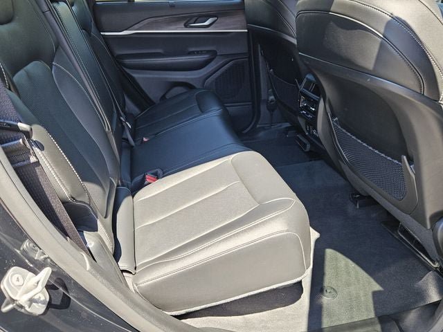 Used 2023 Jeep Grand Cherokee Limited w/ Luxury Tech Group II AWD/4WD image 15