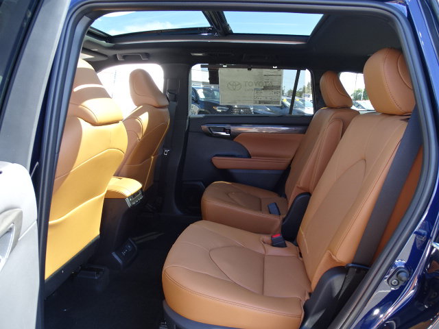 New 2026 Toyota Highlander Platinum AWD/4WD image 13
