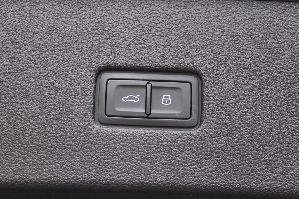 Used 2020 Audi RS Q8 w/ Carbon Optic Package image 36