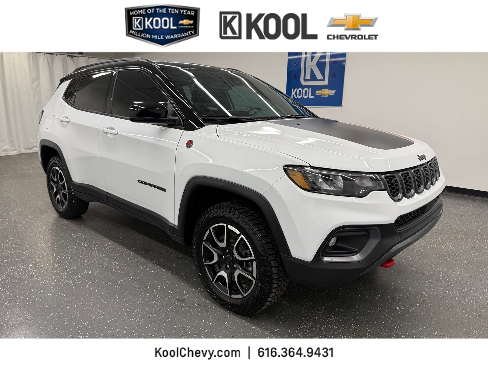 Used 2025 Jeep Compass Trailhawk AWD/4WD image 1
