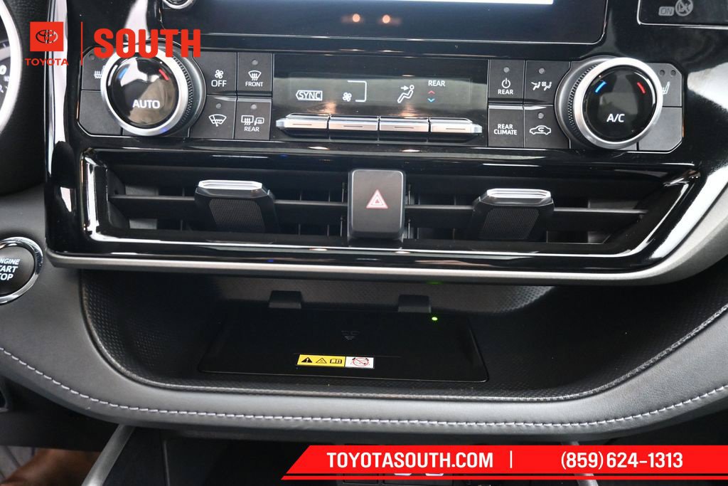 Used 2023 Toyota Highlander XLE AWD/4WD image 19