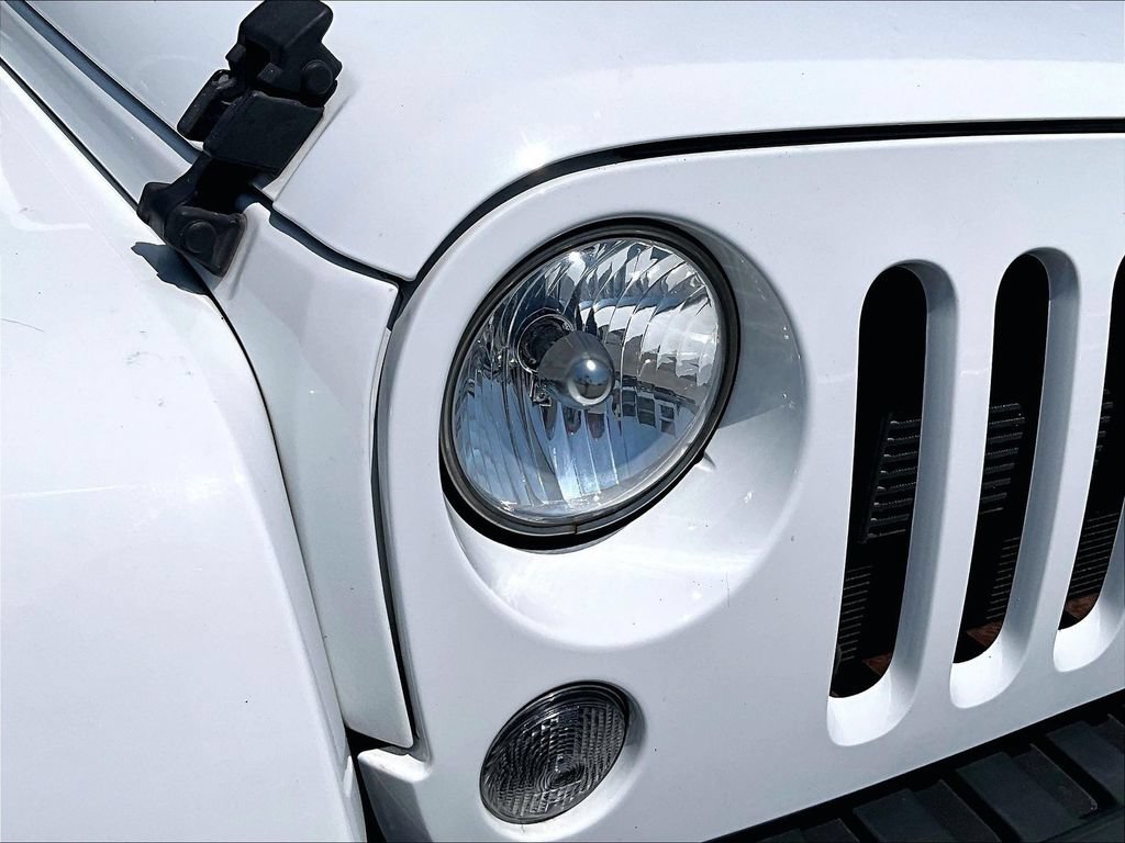 Used 2015 Jeep Wrangler Unlimited Sahara w/ Connectivity Group AWD/4WD image 30