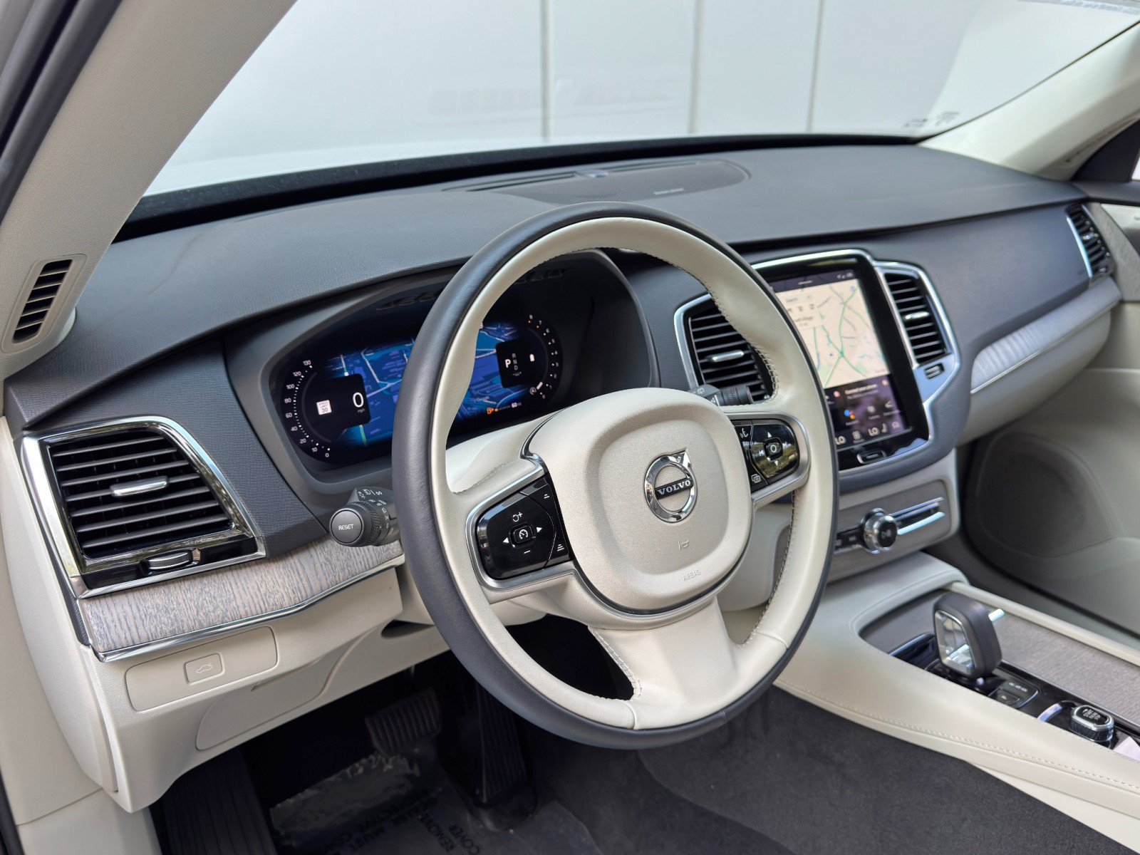 Used 2025 Volvo XC90 B6 Plus AWD/4WD image 14