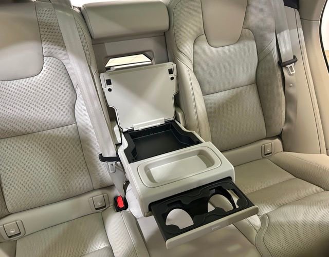 Used 2018 Volvo XC60 T8 Inscription image 22