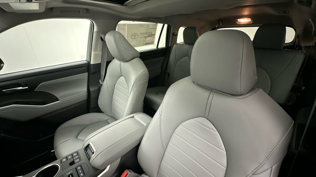 Certified 2024 Toyota Highlander XLE AWD/4WD image 9