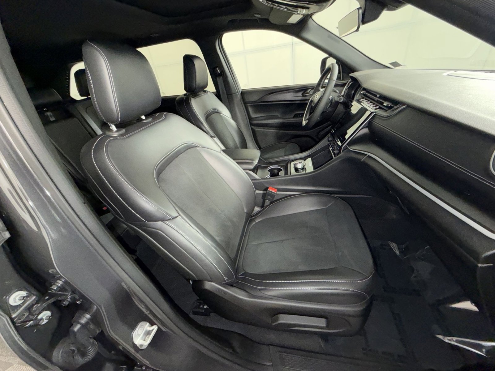 Used 2025 Jeep Grand Cherokee Altitude image 26