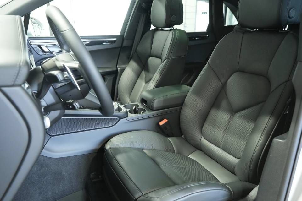 Certified 2026 Porsche Macan AWD/4WD image 5
