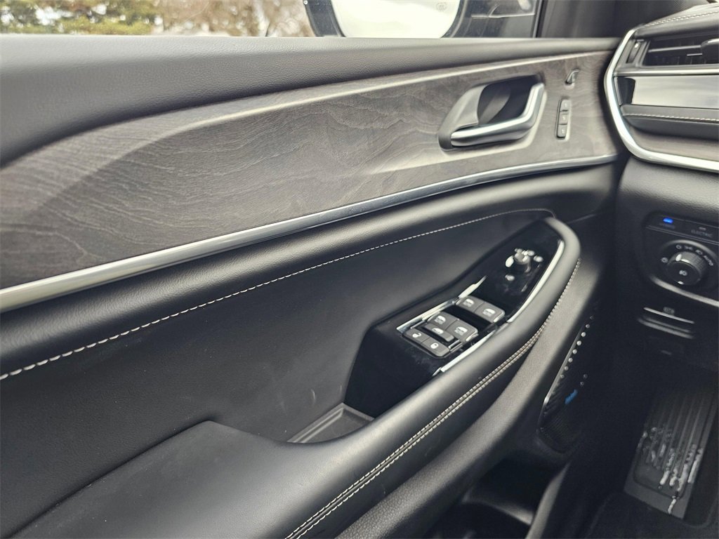 New 2023 Jeep Grand Cherokee Overland w/ Advanced Protech Group III image 26