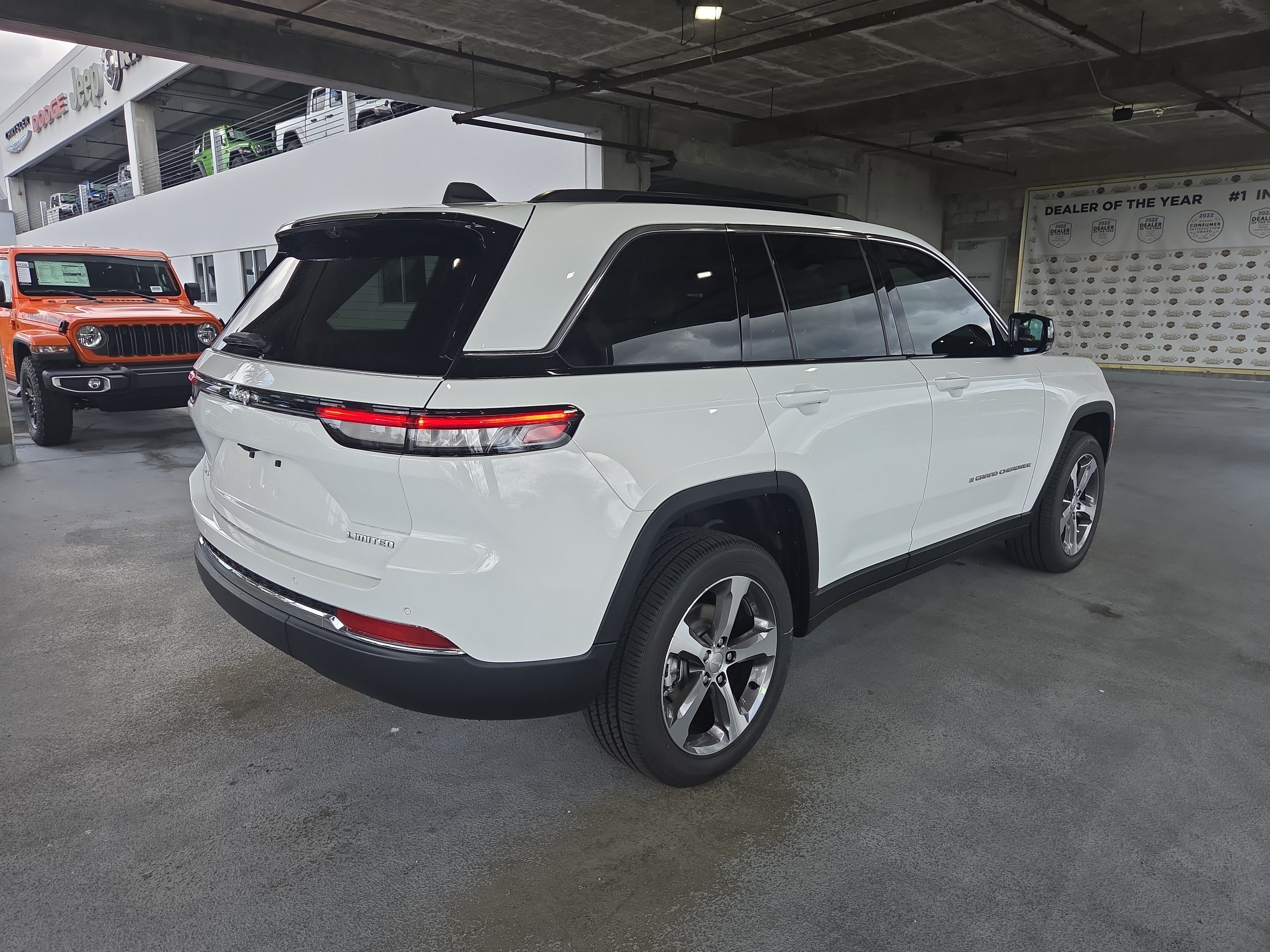 New 2025 Jeep Grand Cherokee Limited w/ Luxury Tech Group II AWD/4WD image 5