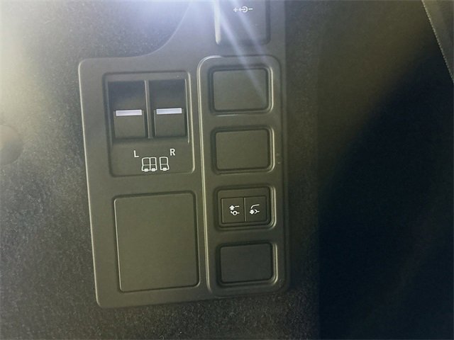 Used 2024 Land Rover Discovery Dynamic SE image 25