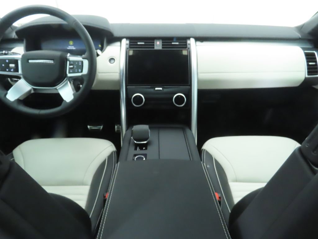 Used 2024 Land Rover Discovery Dynamic SE image 13