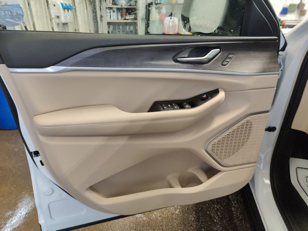 New 2025 Jeep Grand Cherokee Limited w/ Luxury Tech Group II image 18