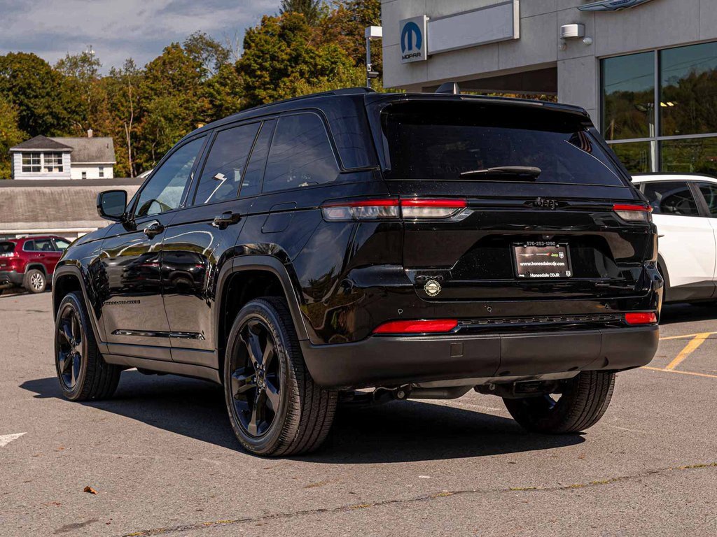 Used 2023 Jeep Grand Cherokee Altitude image 4
