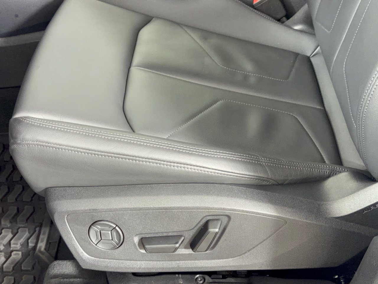 Certified 2025 Audi Q3 2.0T Premium w/ Convenience Package AWD/4WD image 16