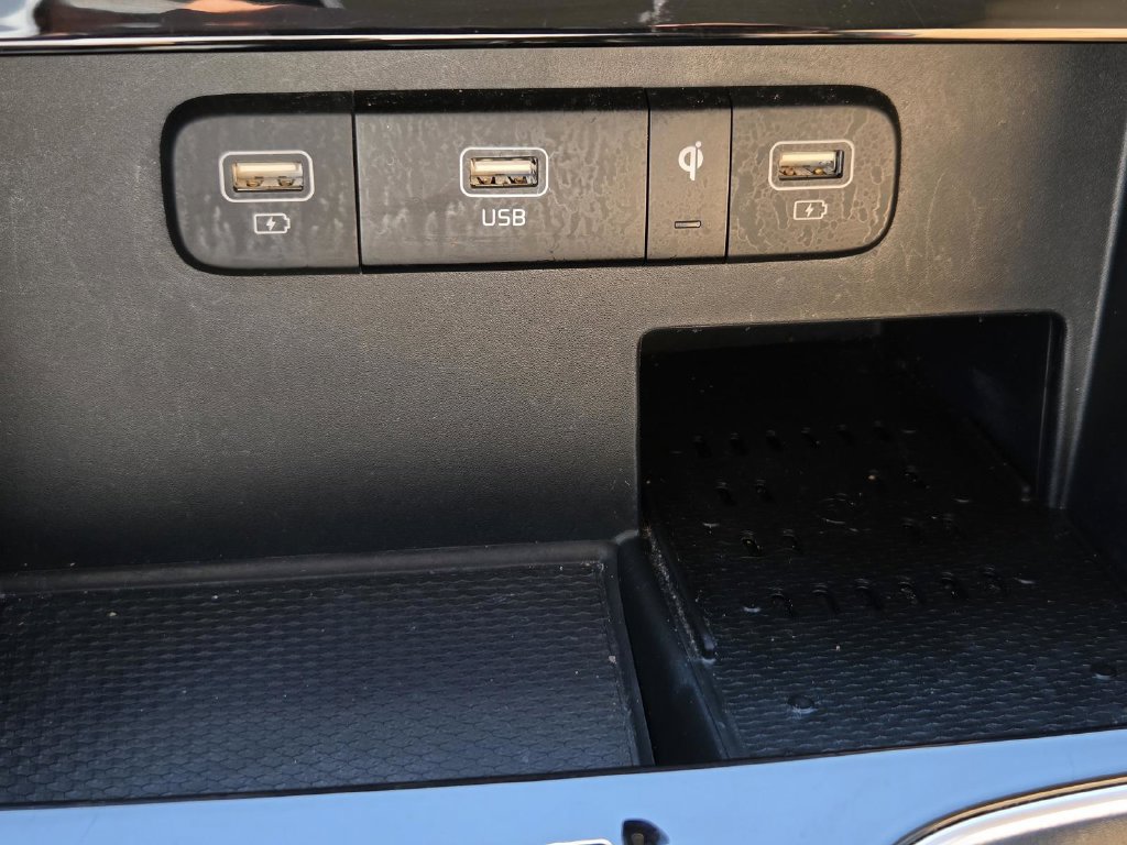 Used 2024 Kia Carnival EX FWD image 28