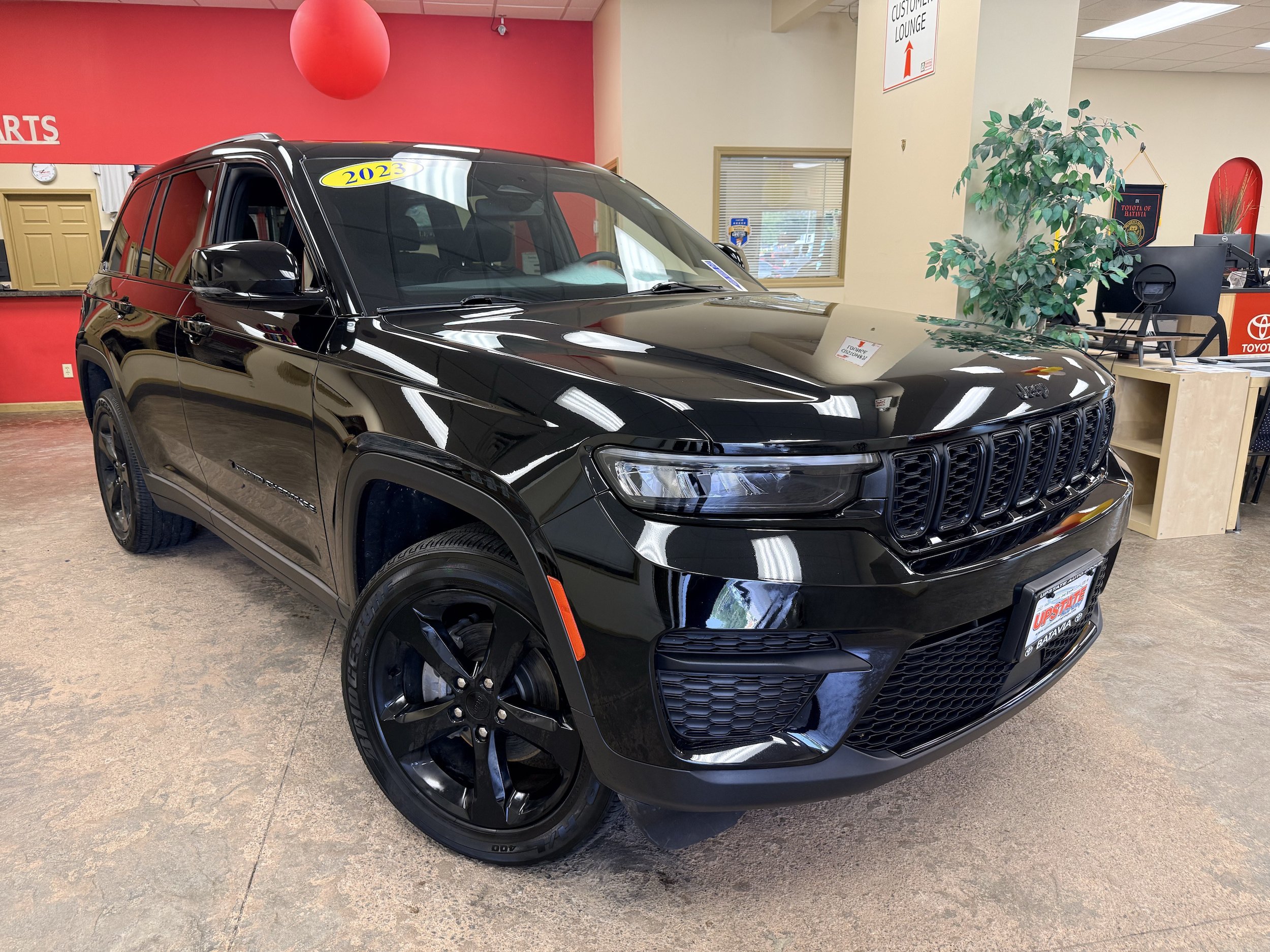 Used 2023 Jeep Grand Cherokee Altitude AWD/4WD image 2