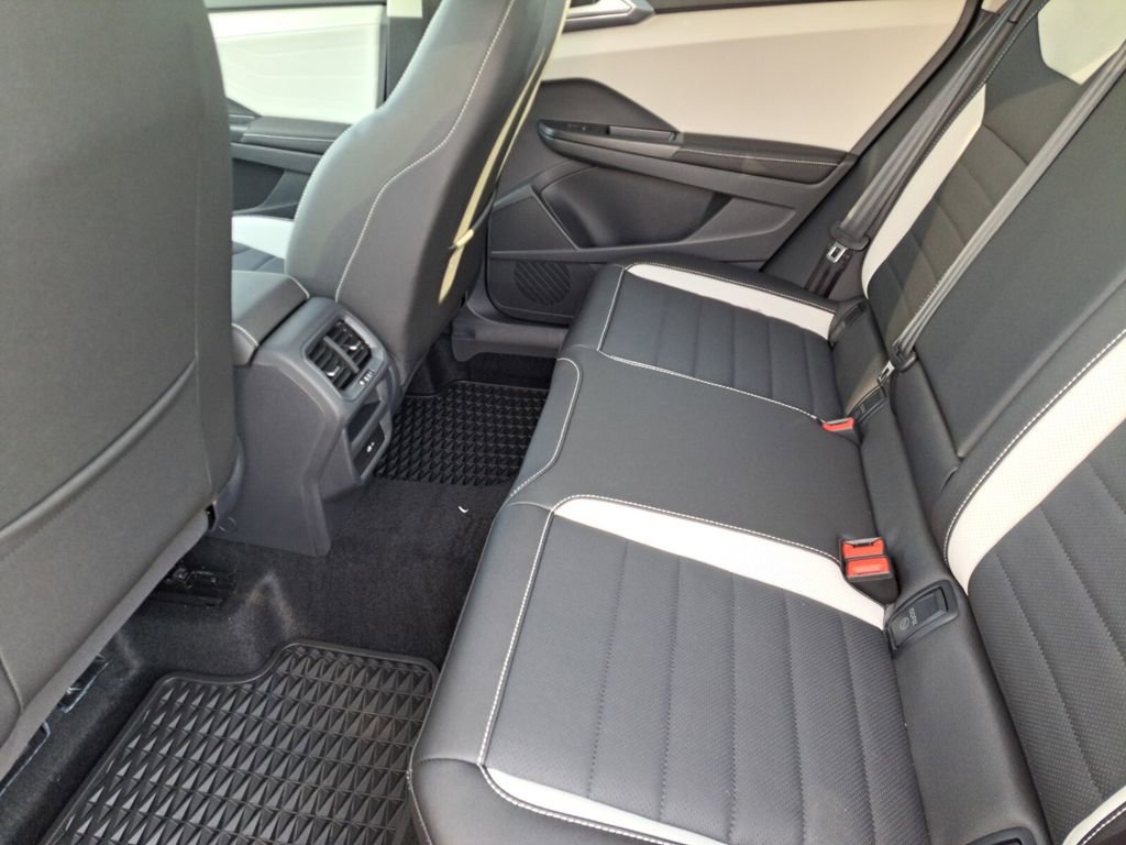 New 2025 Volkswagen Taos SEL image 22