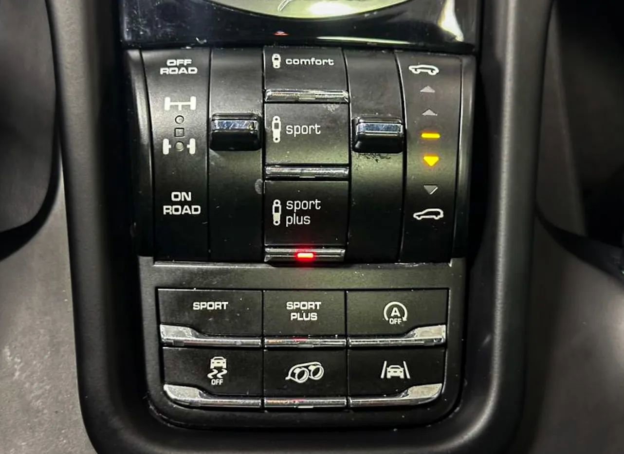 Used 2018 Porsche Cayenne GTS w/ Premium Package Plus AWD/4WD image 40