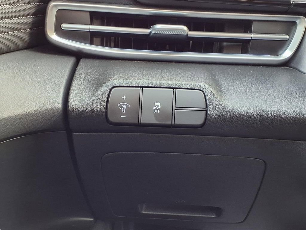 Used 2025 Hyundai Elantra SEL FWD image 17