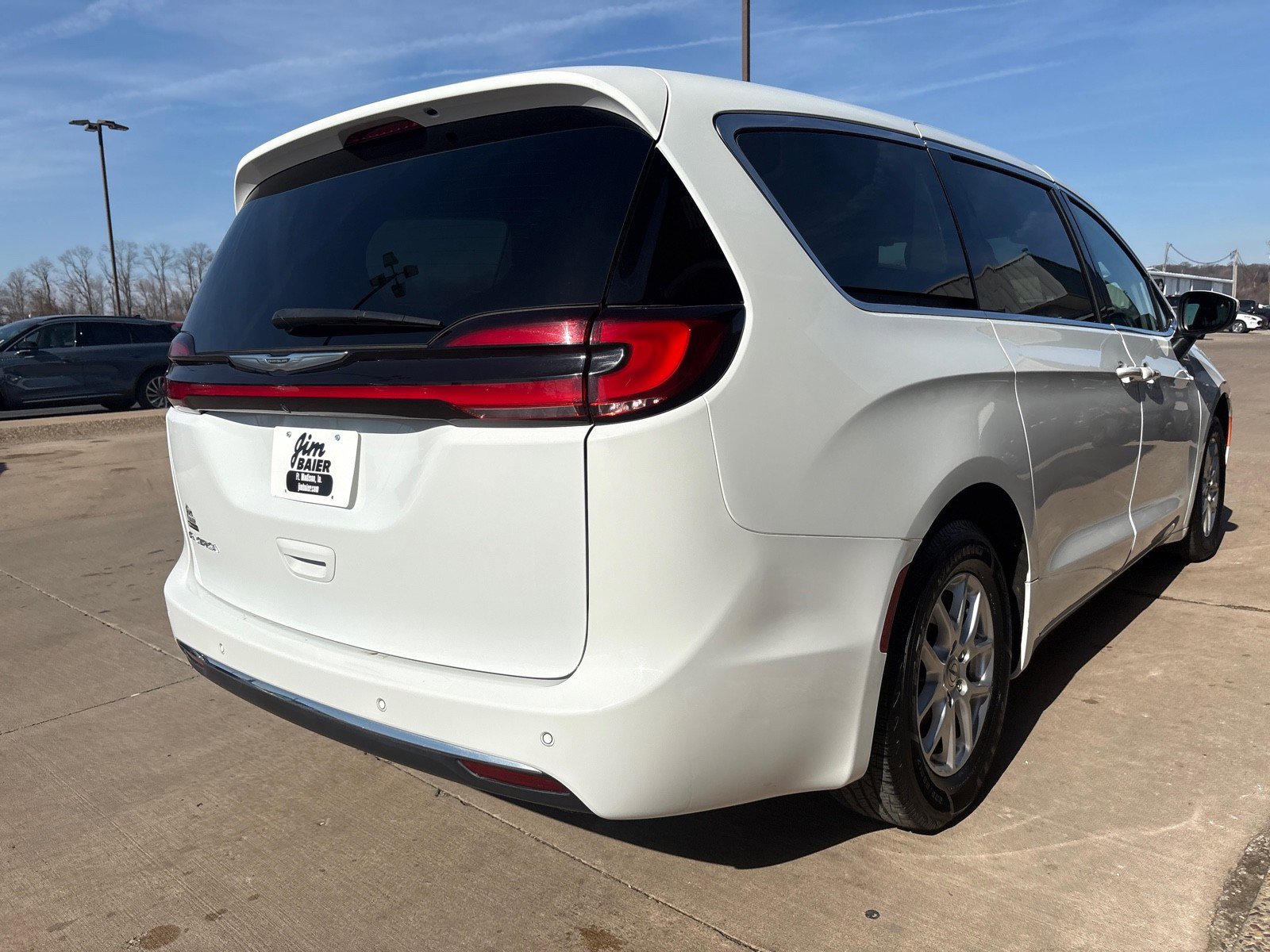 Used 2023 Chrysler Pacifica Touring-L image 9
