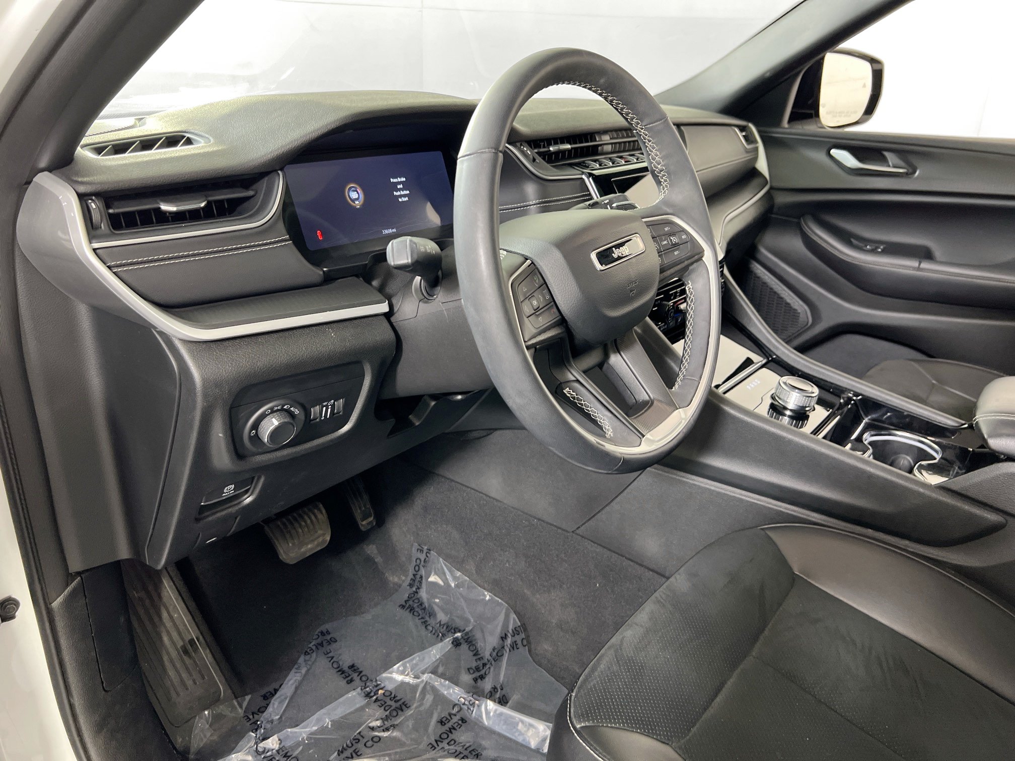 Used 2023 Jeep Grand Cherokee Altitude AWD/4WD image 9