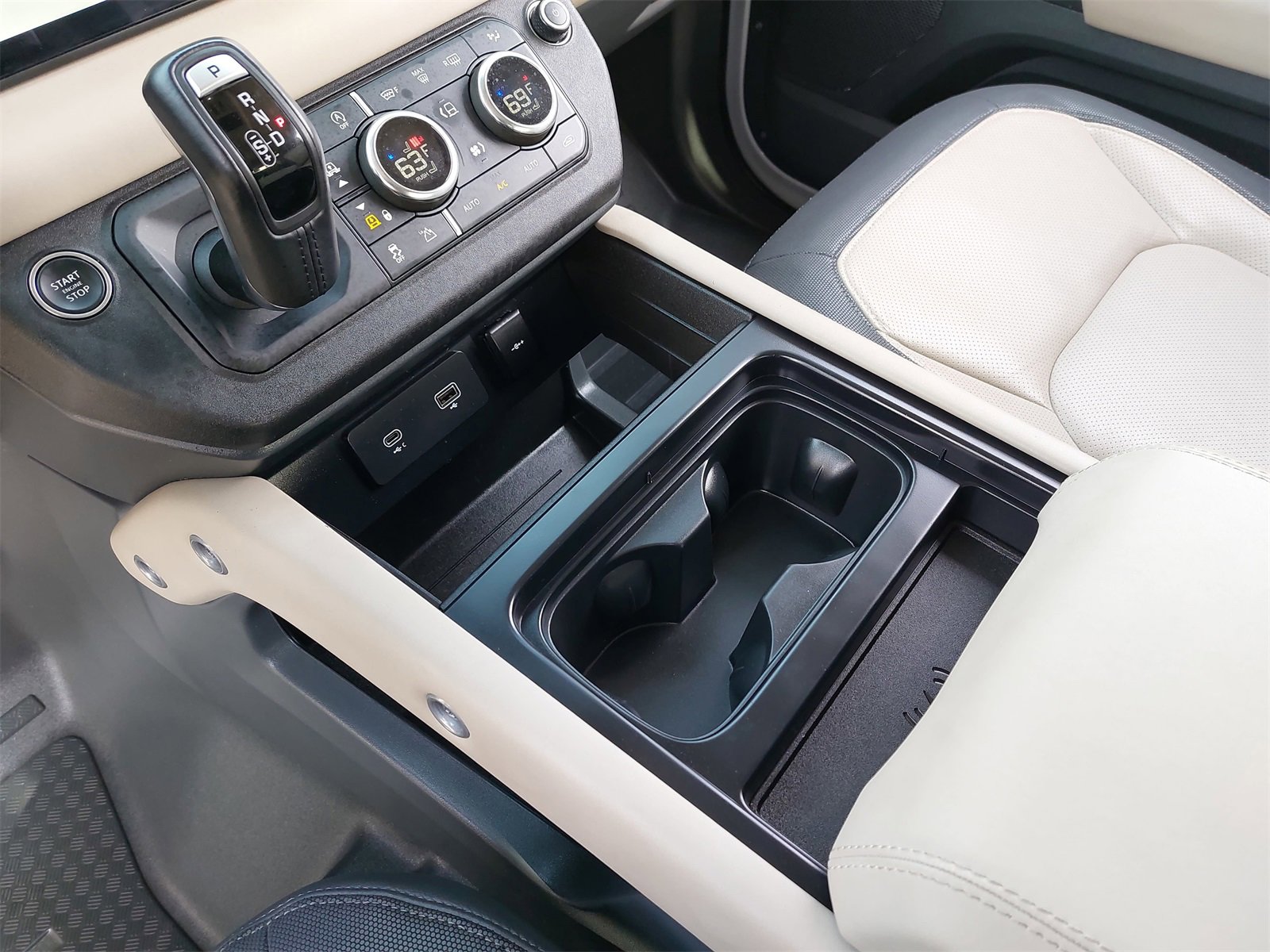 Used 2024 Land Rover Defender 90 X-Dynamic SE image 25