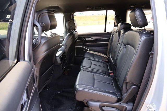 Used 2024 Jeep Wagoneer Series II w/ Flexible Seating Group AWD/4WD image 10
