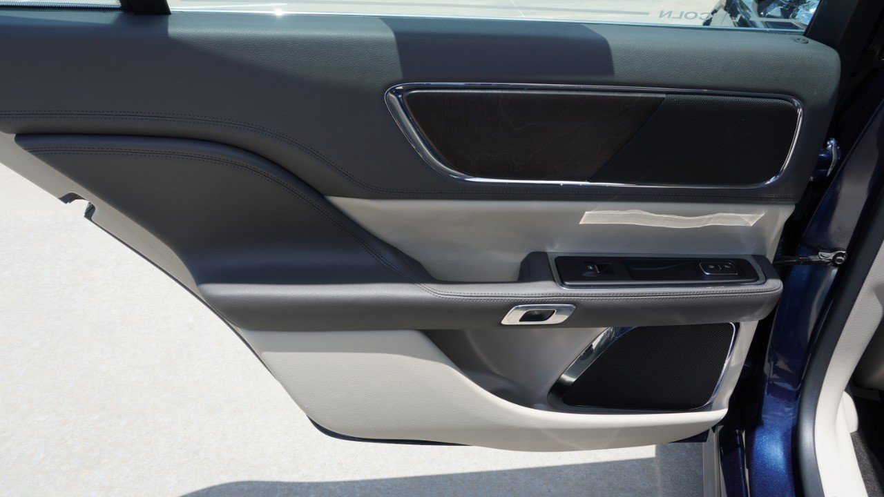 Used 2017 Lincoln Continental Select FWD image 33