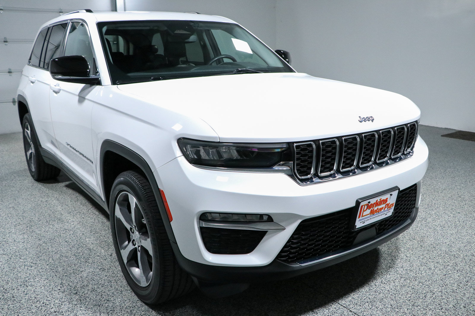 Used 2023 Jeep Grand Cherokee Limited AWD/4WD image 5