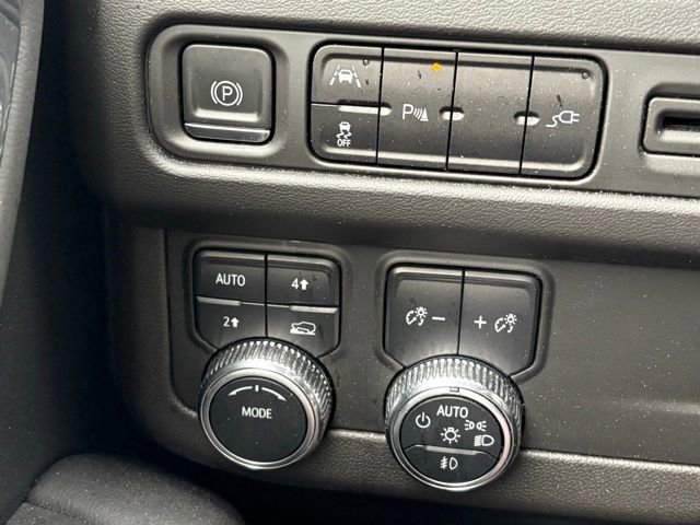 Used 2021 GMC Yukon SLT w/ SLT Luxury Package image 16