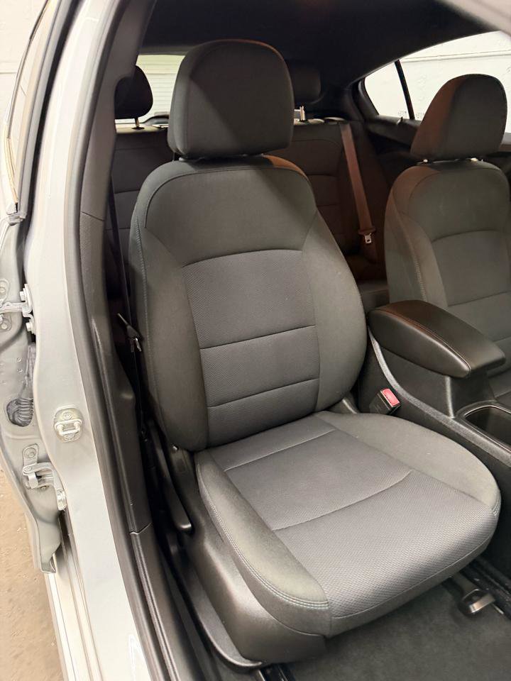 Used 2017 Chevrolet Cruze LT w/ RS Package image 34