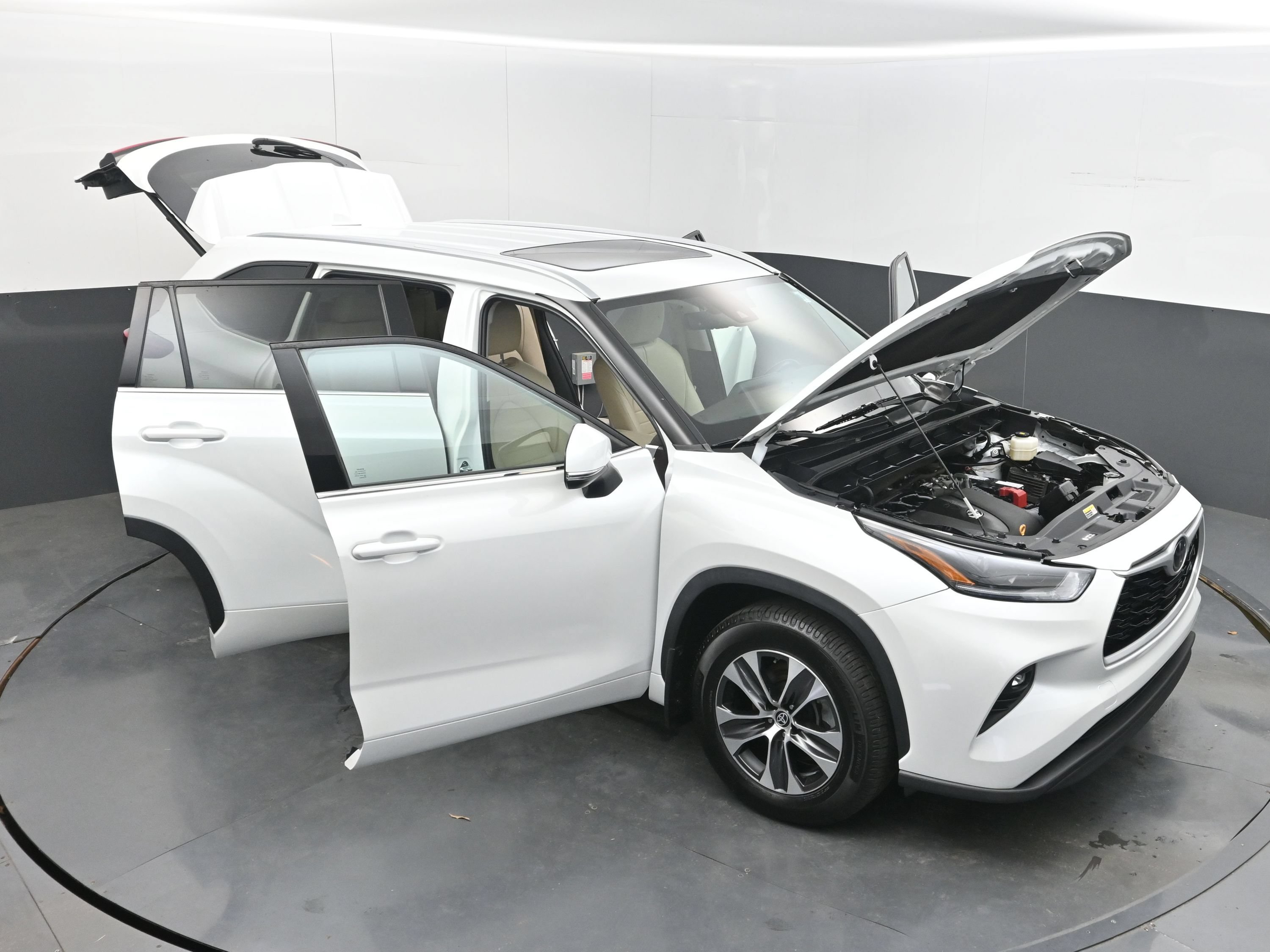 Used 2022 Toyota Highlander XLE AWD/4WD image 39
