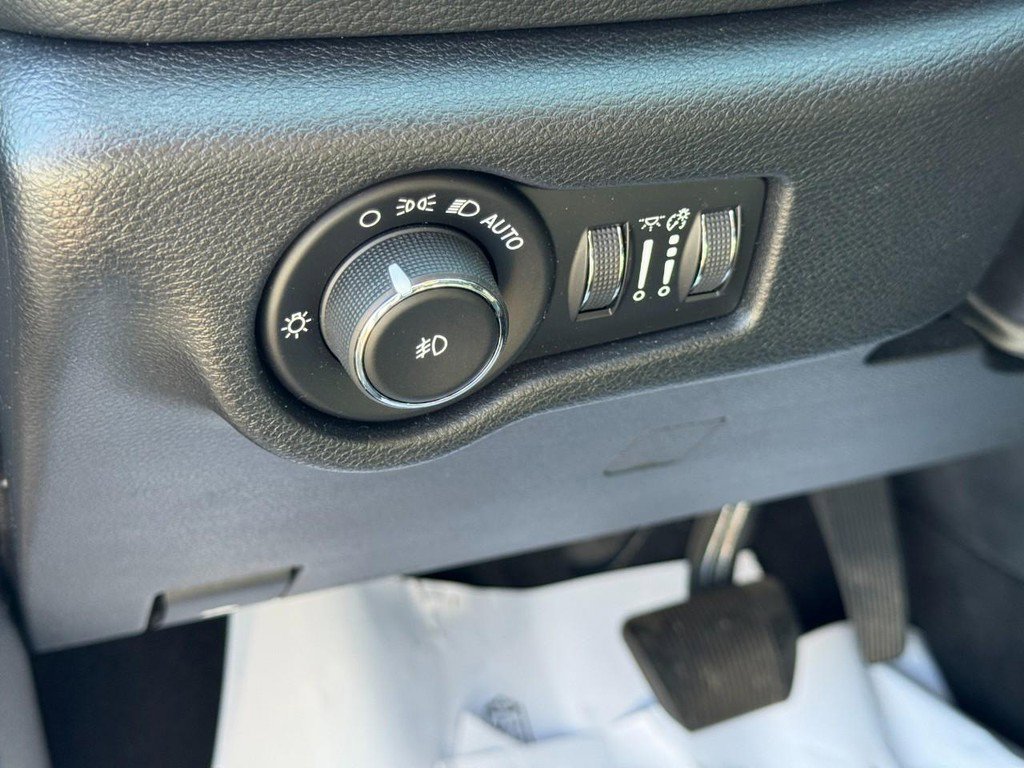 Used 2020 Chrysler Pacifica Limited w/ Advanced Safetytec Group FWD image 17