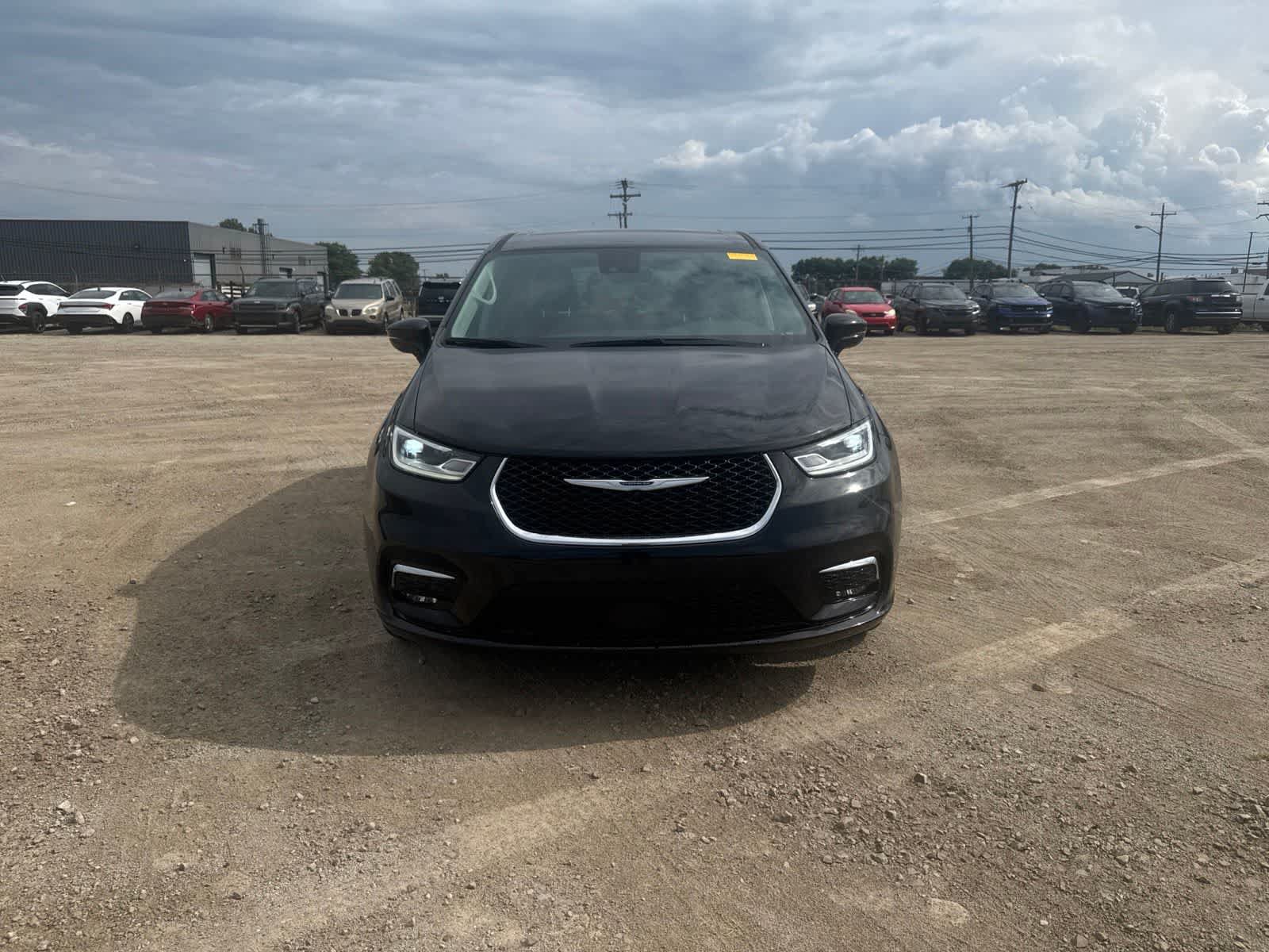 Used 2024 Chrysler Pacifica Touring-L AWD/4WD video 2