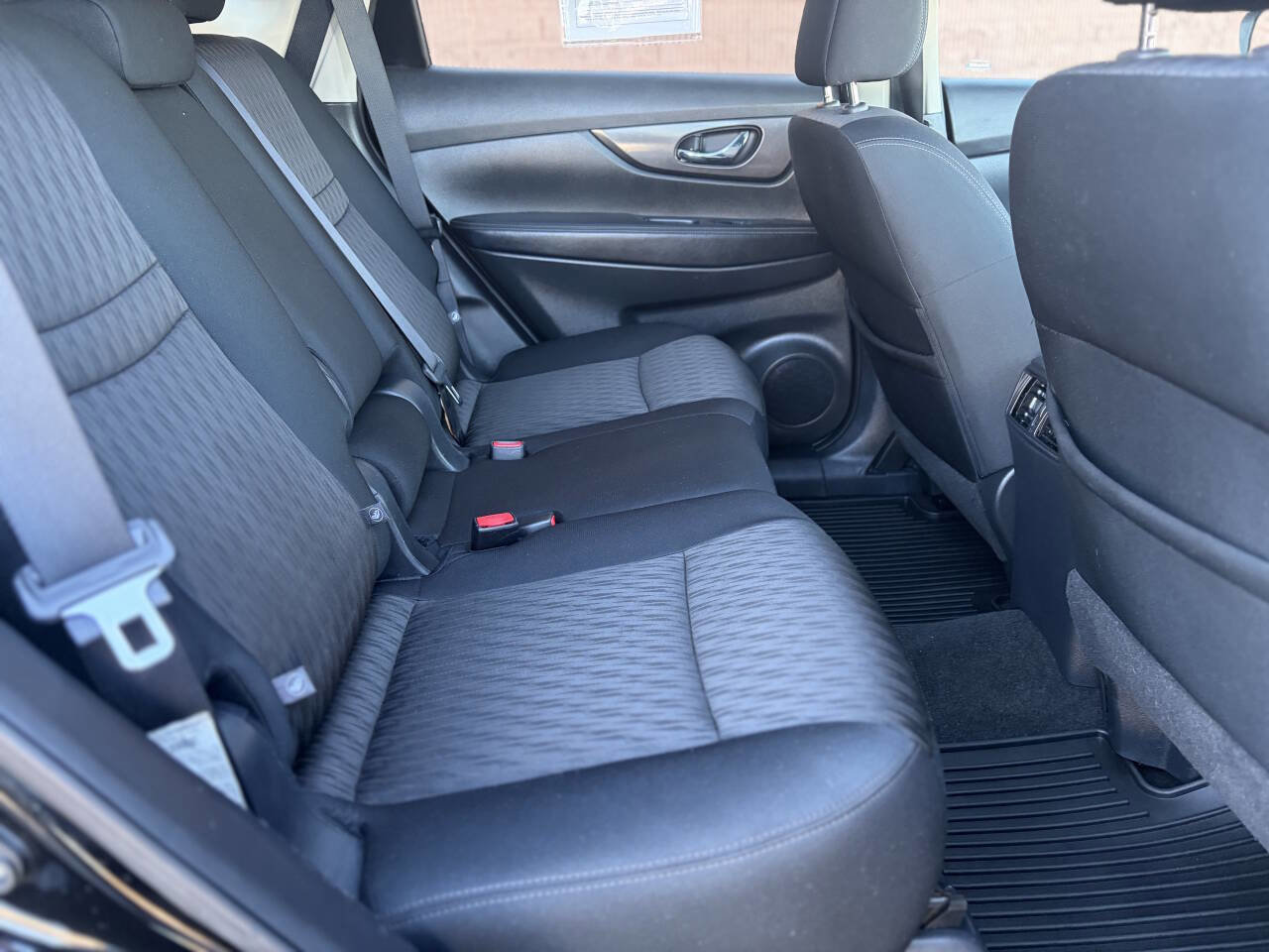 Used 2017 Nissan Rogue SV image 16