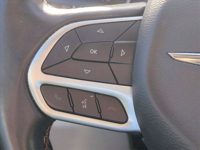 Used 2018 Chrysler Pacifica Touring-L FWD image 11