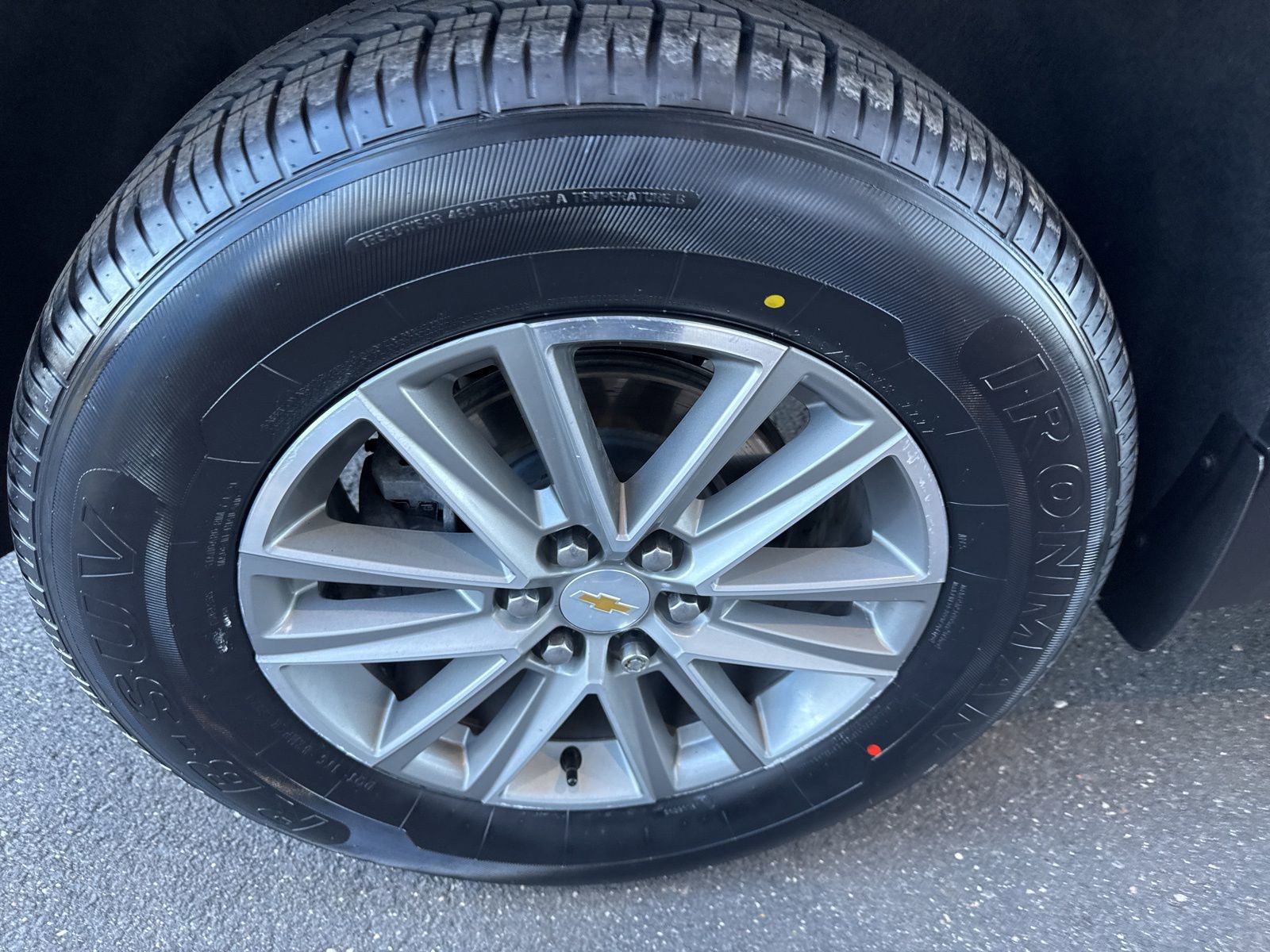 Used 2023 Chevrolet Traverse LT w/ Rear Camera Mirror Package image 13