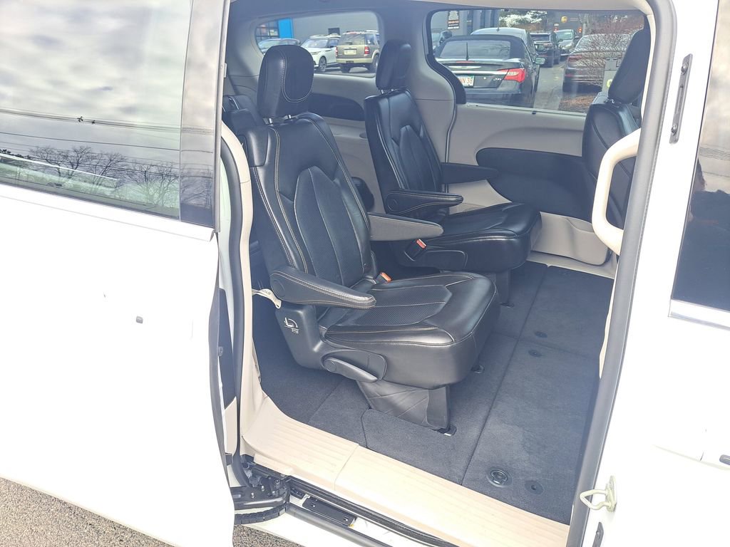 Used 2024 Chrysler Pacifica Touring-L image 20