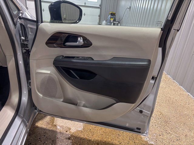 Used 2024 Chrysler Pacifica Limited image 25