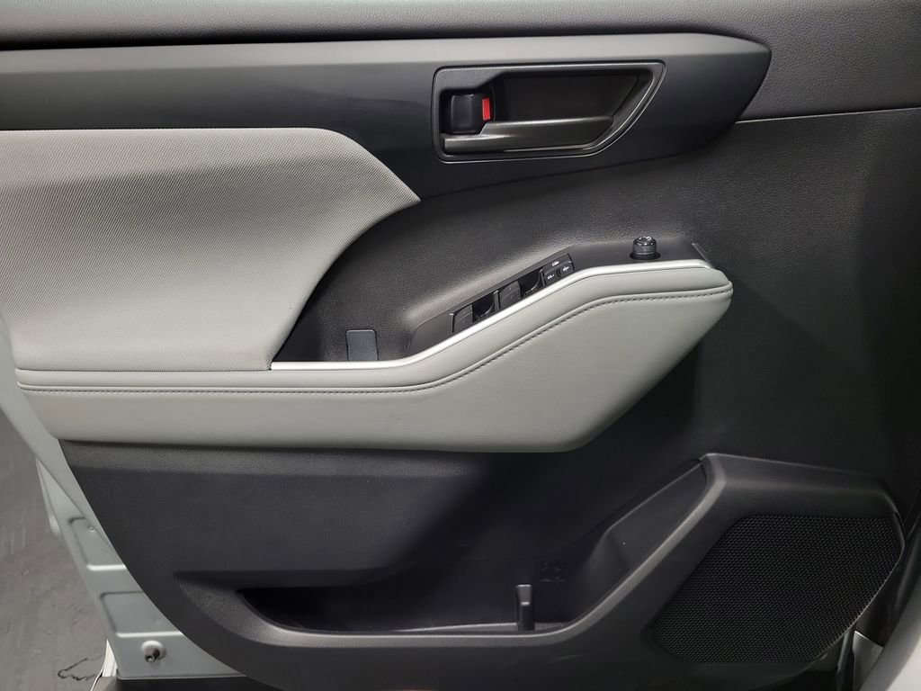 Used 2023 Toyota Highlander L FWD image 22