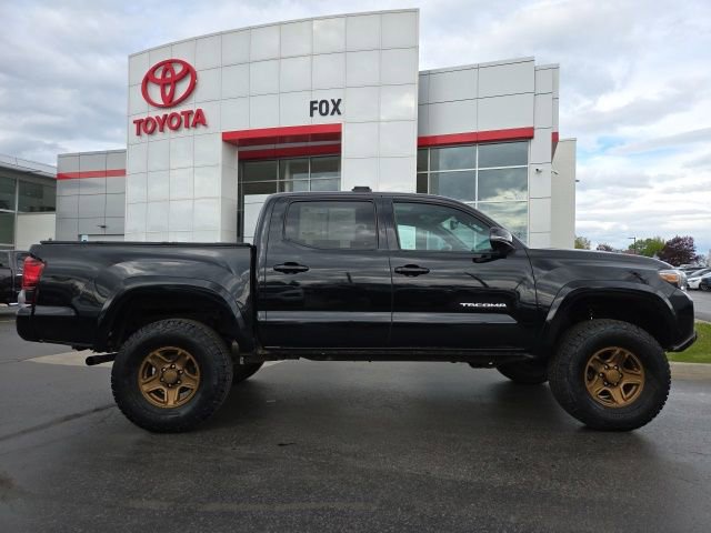 Used 2019 Toyota Tacoma TRD Sport w/ TRD Premium Sport Package AWD/4WD image 8