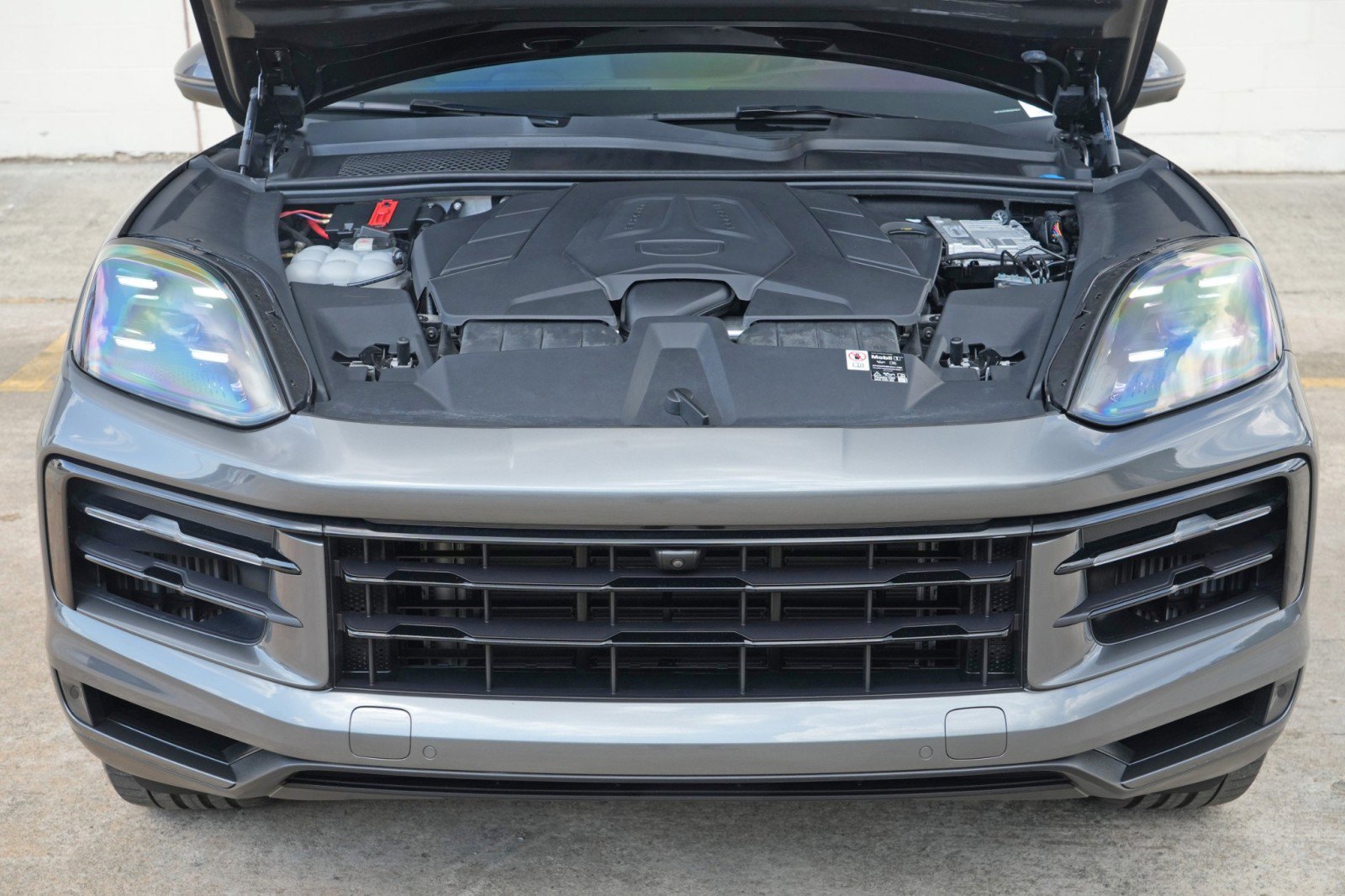 Used 2025 Porsche Cayenne AWD/4WD image 8