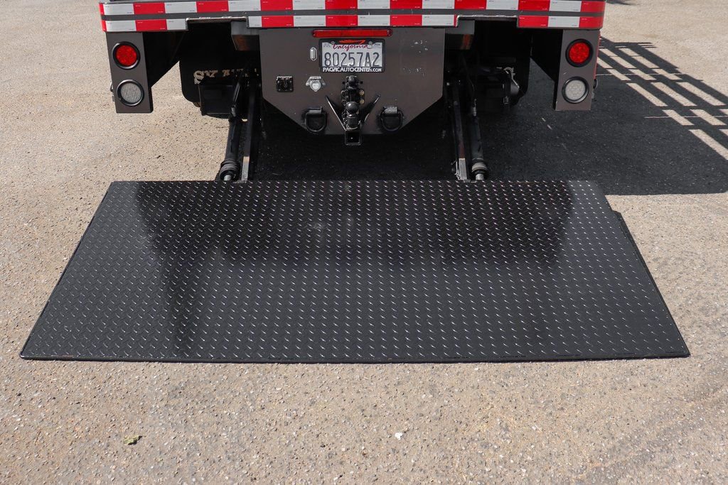 Used 2016 Ford F550 4x4 Crew Cab Super Duty w/ XLT Interior Package image 10