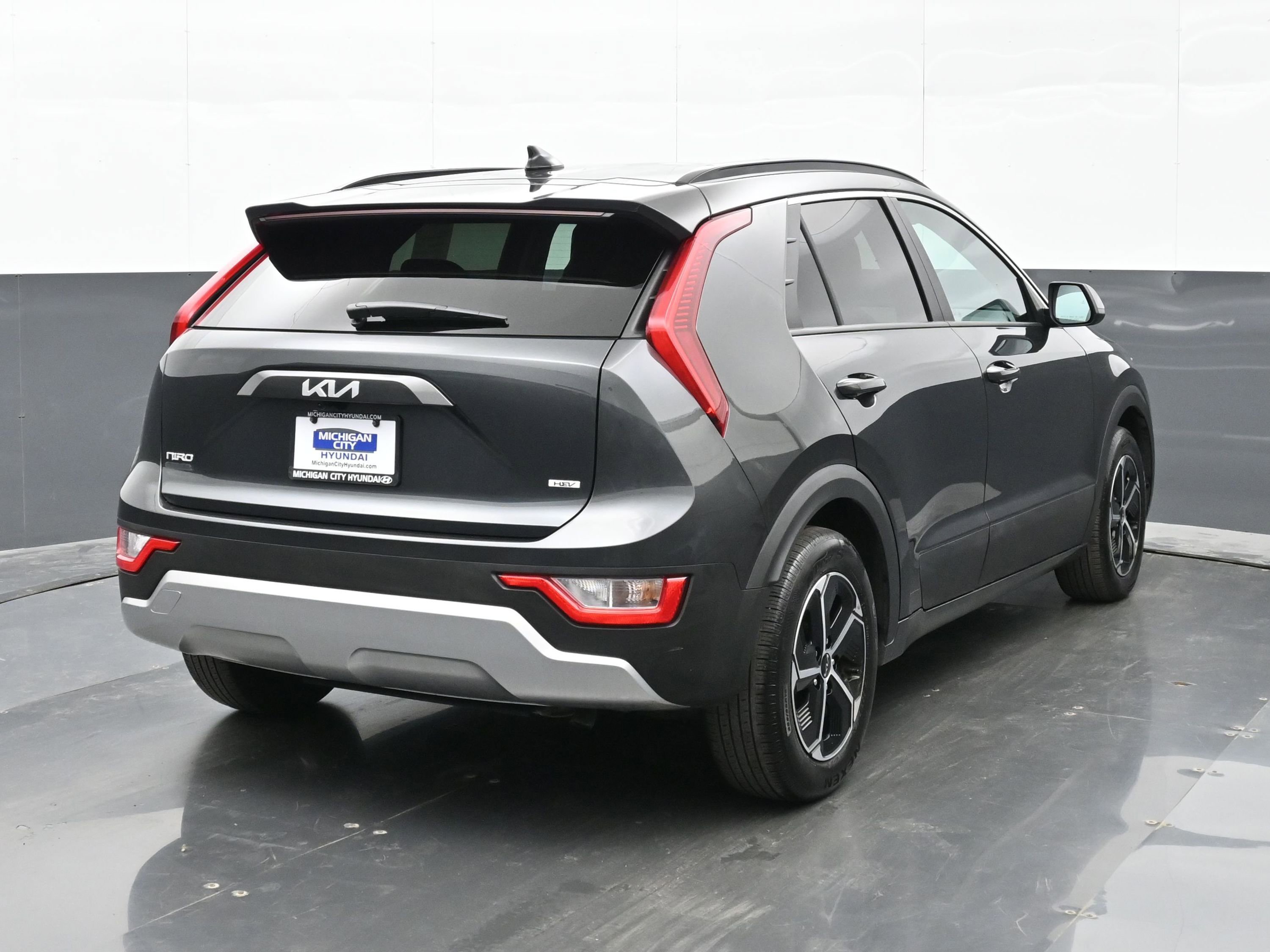 Used 2024 Kia Niro LX image 4