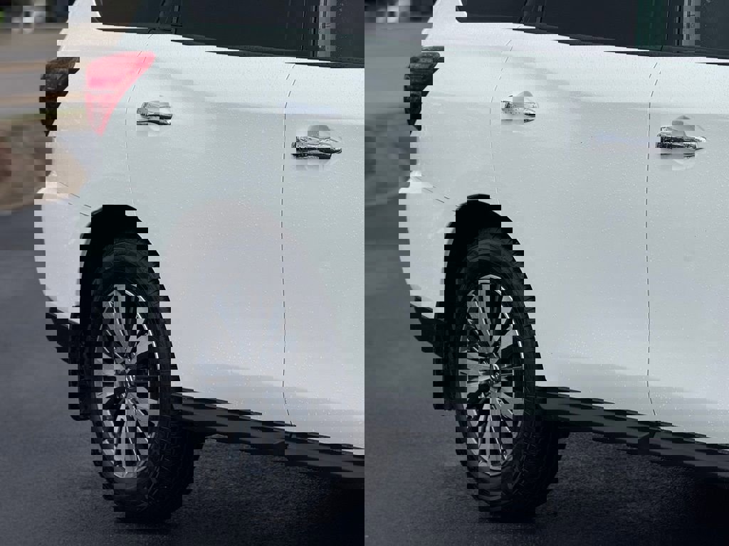 Used 2017 Nissan Pathfinder SV image 9