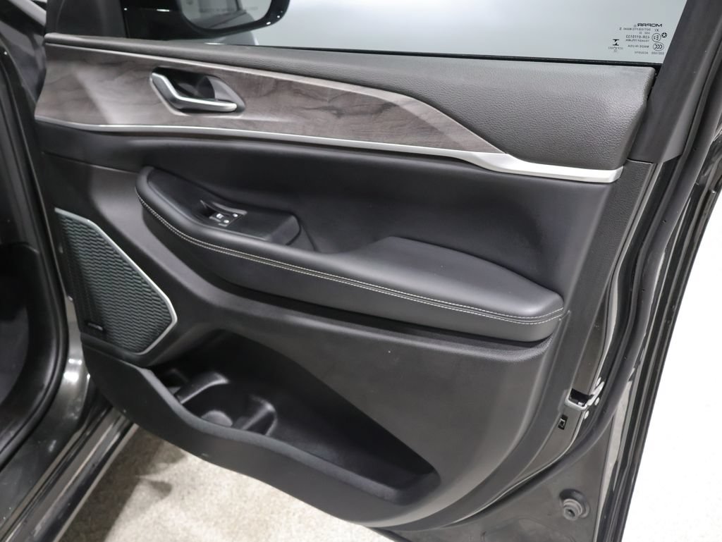 Used 2022 Jeep Grand Cherokee L Limited AWD/4WD image 23